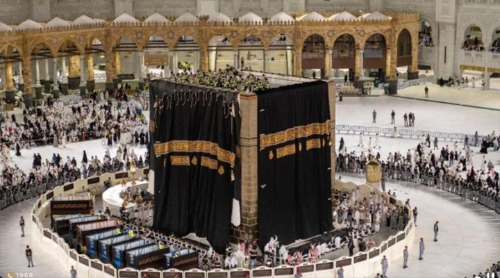 নতুন গিলাফে সজ্জিত হলো পবিত্র কাবা শরিফ