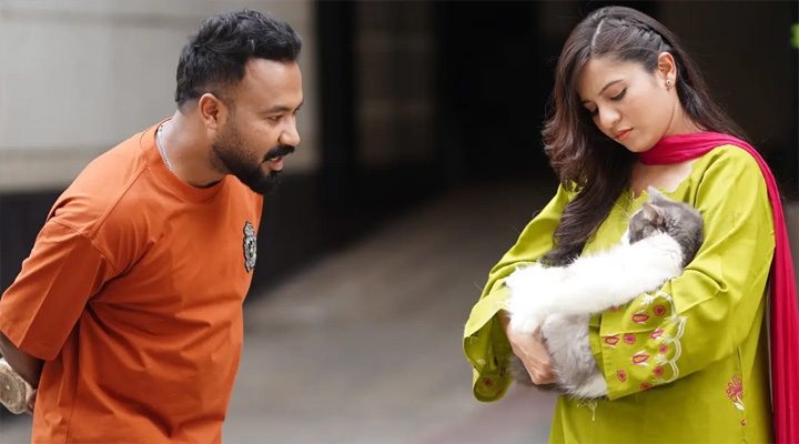 পলাশের সঙ্গে নজর কাড়লেন, কে এই অভিনেত্রী?
