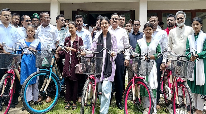 ভালুকায় ক্ষুদ্র নৃগোষ্ঠী, শিক্ষার্থী ও নারীদের মাঝে সামগ্রী বিতরণ