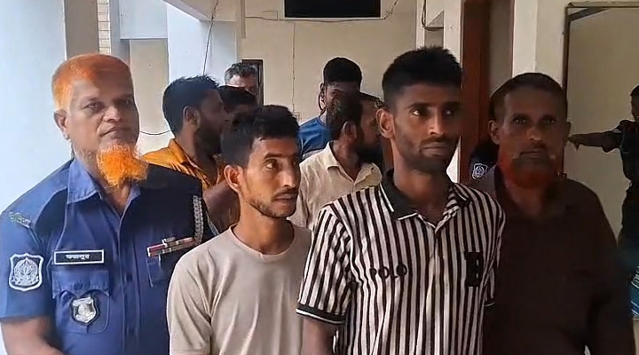 মাকে মারধর-সহ কোরআন পোড়ানোর অভিযোগে যুবক গ্রেপ্তার