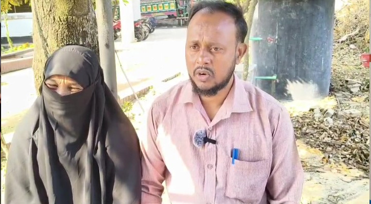 নিয়ামতপুরে সাব রেজিস্ট্রার অফিসের নৈশপ্রহরীর বিরুদ্ধে সংবাদ সম্মেলন