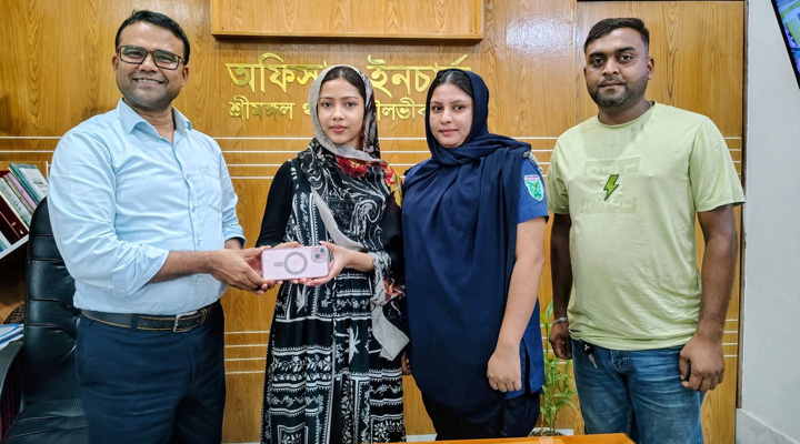 শ্রীমঙ্গলে কুড়িয়ে পাওয়া আইফোন ফেরত দিলেন ইউএন‍‍`র ড্রাইভার অজয় হাজরা