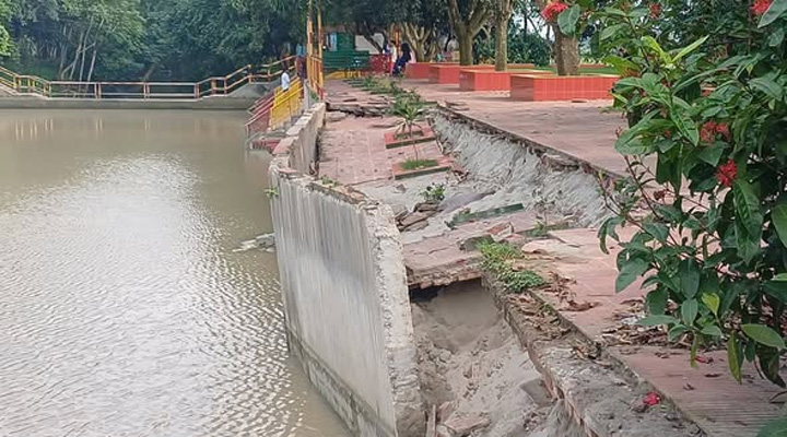 ওয়াকওয়ে ধসে প্রশ্নের মুখে নির্মাণকাজ