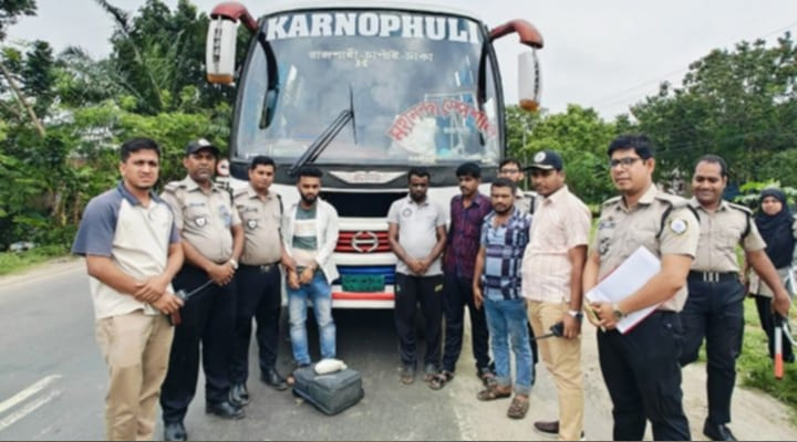 রাজশাহীতে হেরোইনসহ বাসযাত্রী গ্রেপ্তার, নেপথ্যের গডফাদার খুঁজছে ডিএনসি
