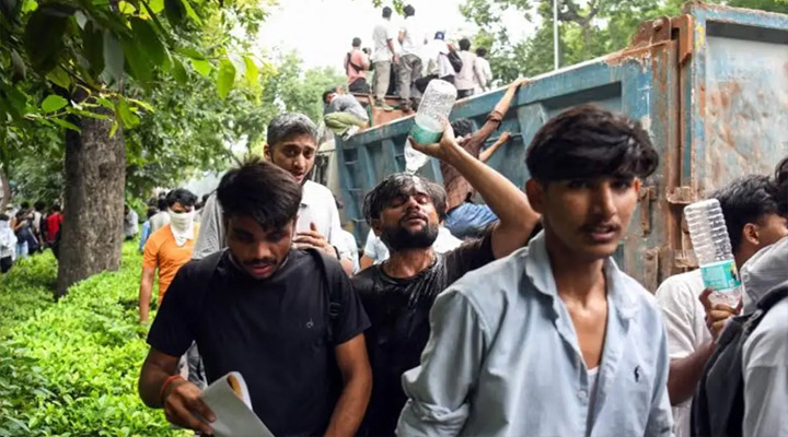 আন্দোলনকারীদের খাবার পৌঁছে দিলেন মানুষ