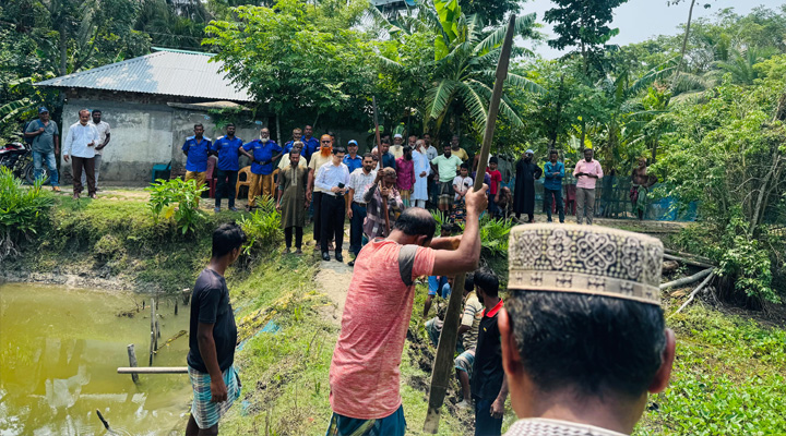 মোরেলগঞ্জে অবৈধ বাঁধ অপসারণ