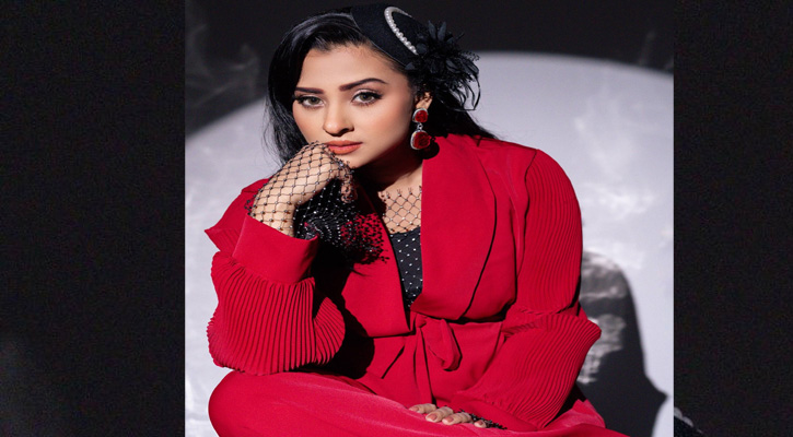 লাল পোশাকে বুবলী