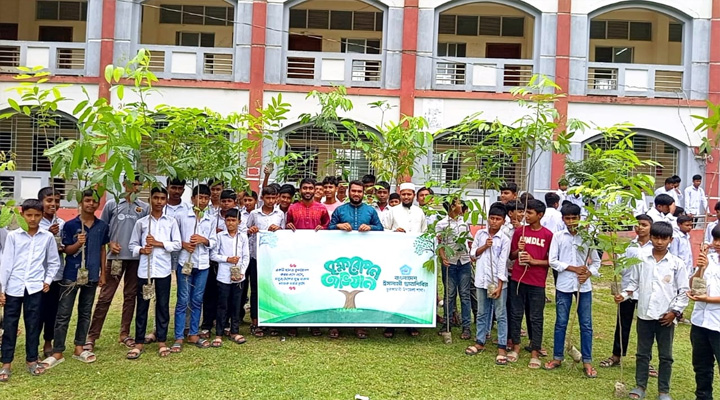 ভূরুঙ্গামারীতে শিক্ষার্থীদের মাঝে বৃক্ষ বিতরণ করল শিবির