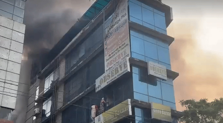 ধানমন্ডির বহুতল ভবনে আগুন
