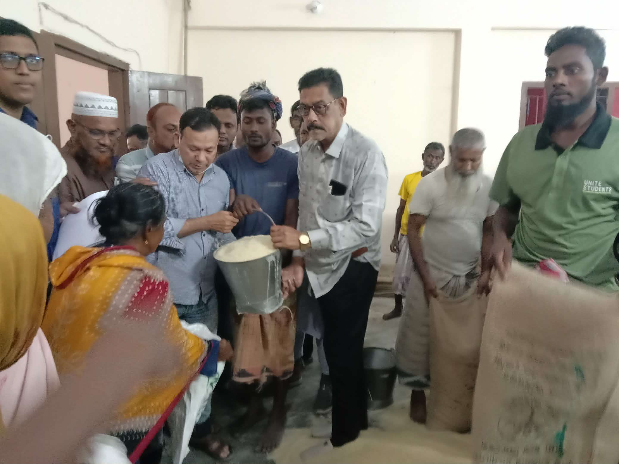 মান্দায় ২১৮৮ পরিবারের মাঝে ভিজিএফের চাল বিতরণ