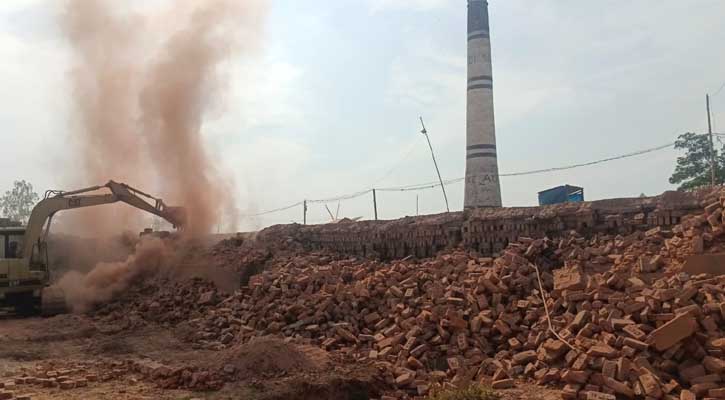 মনোহরদীতে অবৈধ দুই ইটভাটা ভেঙে দিয়েছে ভ্রাম্যমাণ আদালত
