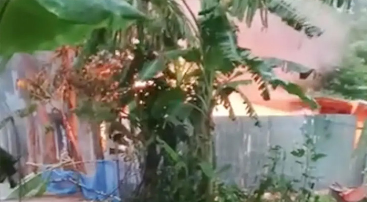 কিশোরীকে ধর্ষণ-হত্যার জেরে আসামিদের বাড়িতে আগুন, নিহত ৩