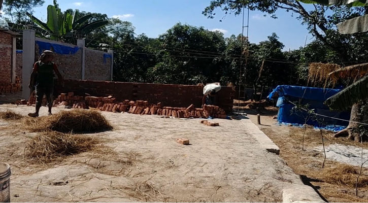 পীরগঞ্জে আদালতের আদেশ অমান্য করে জমিতে প্রাচীর নির্মাণের অভিযোগ