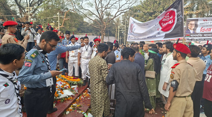 ভাষা শহীদদের প্রতি শ্রদ্ধা জানাতে শহীদ মিনারে সর্বস্তরের মানুষের ঢল