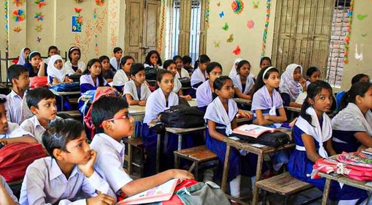 দীর্ঘ ছুটি শেষে শ্রেণিকক্ষে ফিরলো লাখো শিক্ষার্থী