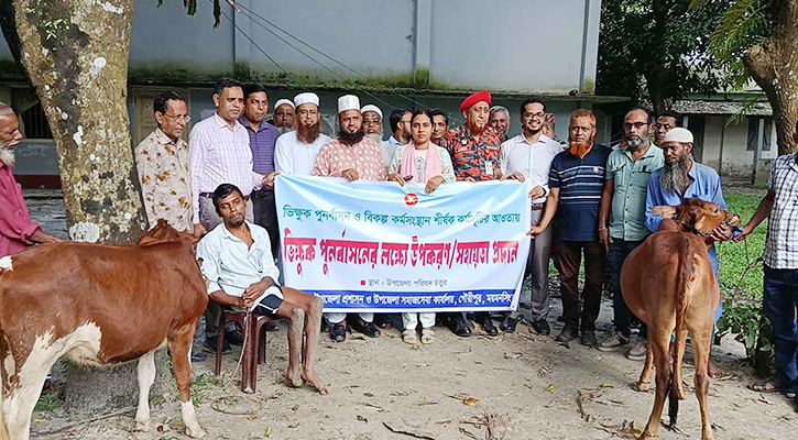 গৌরীপুরে ভিক্ষাবৃত্তিতে নিয়োজিত জনগোষ্ঠীর পুনর্বাসনে গরু বিতরণ