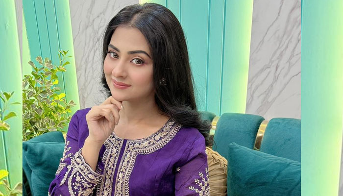 নজরকাড়া বেগুনি রঙের পোশাকে বুবলী
