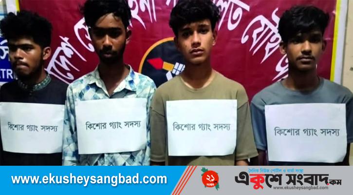 Chiroyli kokrakli yalangoch yosh ayollar